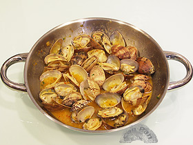 Almejas en salsa roja al cava