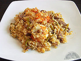Arroz al horno con confit y langostinos