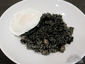 Arroz negro con huevo escalfado