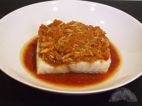 Bacalao al vapor con txangurro y crema de piperrada