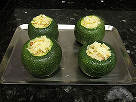 Calabacines rellenos de salchicha y queso 4