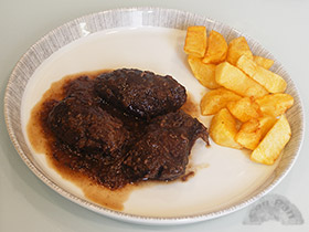 Carrilleras de cerdo iberico en salsa de vino y hongos