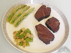 Carrillera de ternera al vino con esparragos verdes