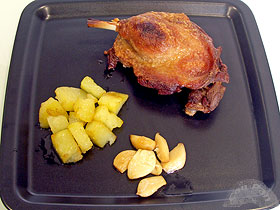 Confit de pato con ajos y patatas confitados