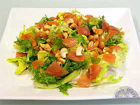 Ensalada verde con ahumados y anacardos