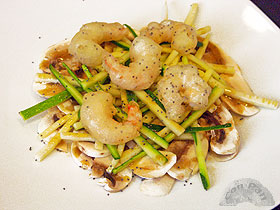 Ensalada crujiente de calabacin, champinones y gambas 