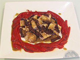 Ensalada de bonito con cebolla pochada