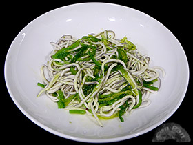 Ensalada de gulas y algas wakame