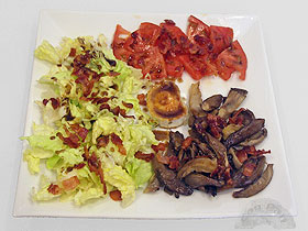 Ensalada templada de setas, queso y bacon
