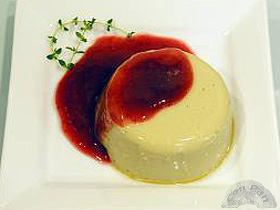 Flan cremoso de tomillo con salsa de frambuesa