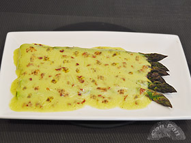 Esparragos verdes gratinados con su veloute