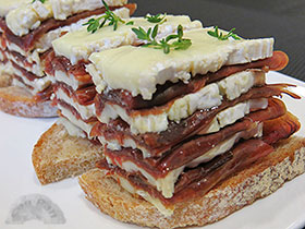 Milhoja de cecina y queso Camembert