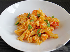 Pasta con bacon y langostinos