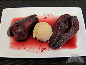 Peras al vino con helado de arroz con leche
