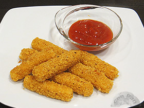 Queso frito empanado con nachos