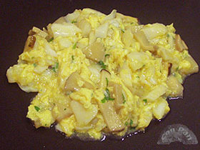 Revuelto de bacalao con hongos