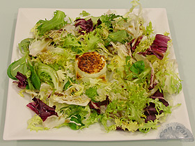Ensalada de tomate seco y queso de cabra